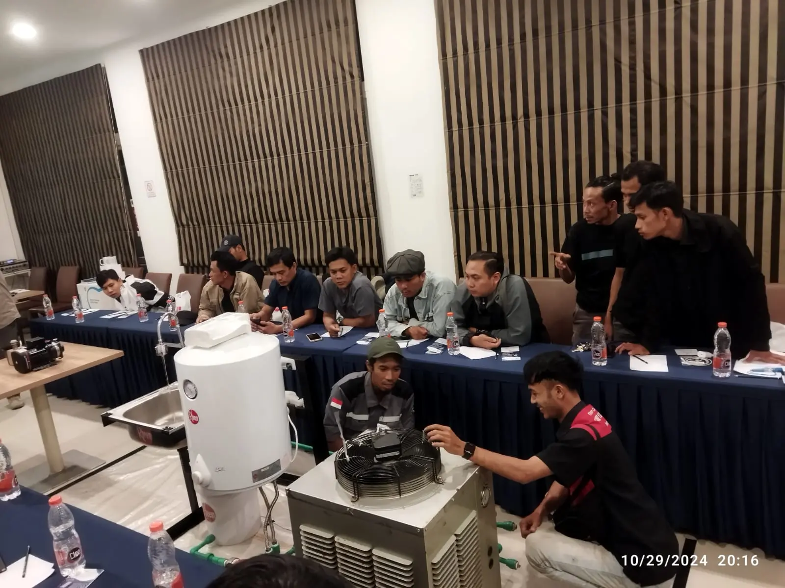 Para Teknisi tertarik melihat demo produk heat pump